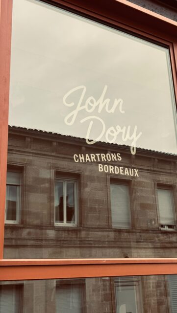 Ça y est c’est ouvert ! Go le midi chez @johndory.bdx ! Manque quelques petits bout de déco encore mais Elise a géré son chantier comme une cheffe 😉 , et surtout le plus important c’est la qualité de sa cuisine et là tout y est ! Le genre de projet qu’on adore suivre,accompagner et voir naître au grand jour!!! Longue vie à John Dory et bravo Elise, élue cliente la plus pot de colle de l’année 2025 (mais qu’on aime tant 🫶)