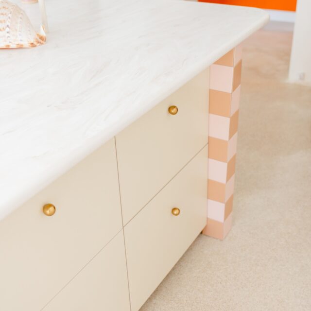 Un plan de travail comme une crème glacée 🍦 / l'incroyable texture carrara crema de chez @corian
@thomastrabuc l’Îlot XXL
@lealejeune_photographe 📸
#architecturedinterieur #archituredinterieurbordeaux