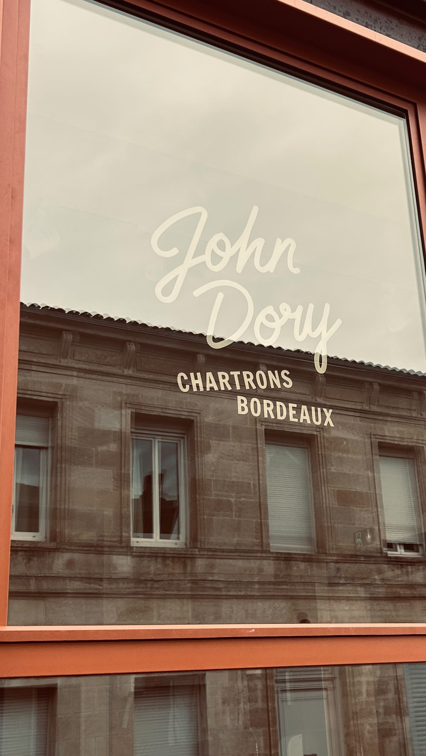 Ça y est c’est ouvert ! Go le midi chez @johndory.bdx ! Manque quelques petits bout de déco encore mais Elise a géré son chantier comme une cheffe 😉 , et surtout le plus important c’est la qualité de sa cuisine et là tout y est ! Le genre de projet qu’on adore suivre,accompagner et voir naître au grand jour!!! Longue vie à John Dory et bravo Elise, élue cliente la plus pot de colle de l’année 2025 (mais qu’on aime tant 🫶)