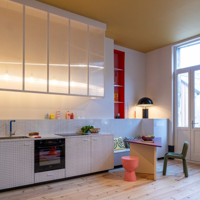 On veut du fuuuuun
Ici, notre client a investi dans la pierre avec un appartement destiné à la location. Mais il avait envie de s’amuser un peu… et nous aussi !
Alors, pour le shooting, avant que les futurs locataires ne s’y installent, on a choisi la plus fun des boutiques pour faire vivre l’espace !
Merci @ama_boutique_bordeaux
et @charlotes.autofage
Cuisine à carreaux @thomastrabuc avec le stratifié carreaux chéri de @abetlaminati
@cecileperrinetlhermitte 📸
#renovationappartementbordeaux #architecturedinterieurebordeaux #architectureinterieurbordeaux #cuisinedesign #kitcheninspiration #renovationideas #verrière