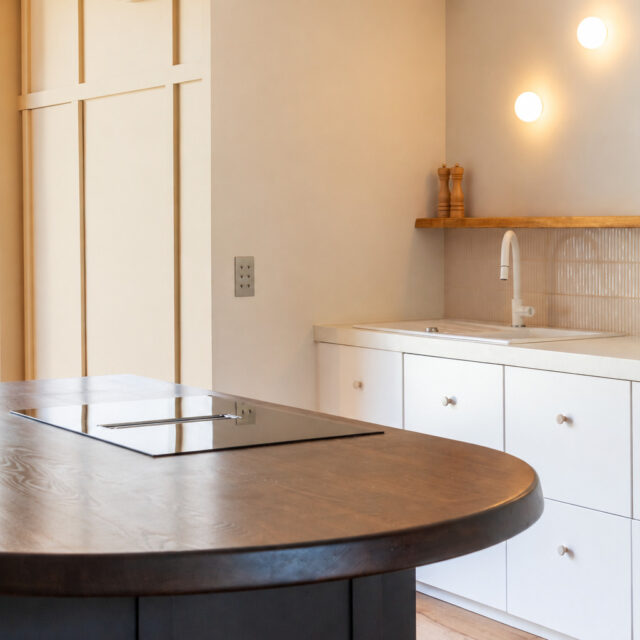 un linéaire blanc ultra basique + un îlot XXL bien cossu.
Toute la cuisine résumée en un seul combat : l'harmonie visuel au service de l'équilibre budgétaire ✅
📸 @cecileperrinetlhermitte
#architecturedinterieur #architecturedinterieurbordeaux #architecturedintérieur #designkitchen